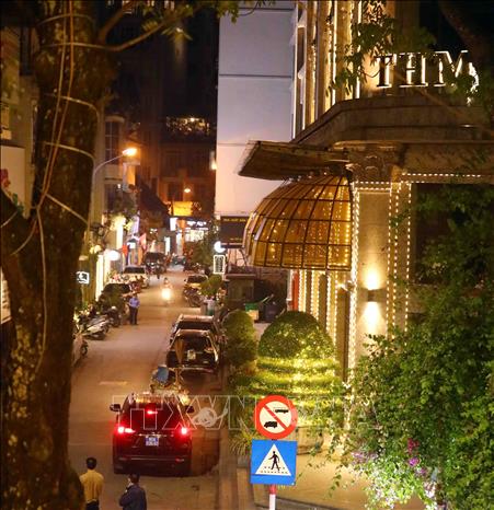 Trong ảnh: Khoảng 19h25, lực lượng chức năng vào trụ sở Tân Hoàng Minh tại phố Quang Trung, phường Trần Hưng Đạo, quận Hoàn Kiếm, Hà Nội. Ảnh: Phạm Kiên - TTXVN