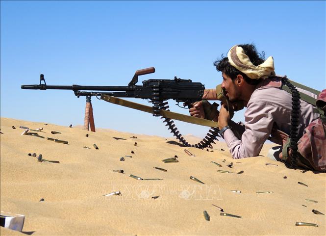 Trong ảnh: Một thành viên lực lượng ủng hộ Chính phủ Yemen trong cuộc xung đột với phiến quân Houthi tại al-Jawba, phía Nam Marib. Ảnh: AFP/TTXVN