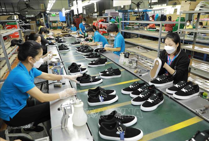Trong ảnh: Kiểm tra, hoàn thiện sản phẩm giầy để xuất khẩu tại nhà máy của Công ty. Ảnh: Vũ Sinh - TTXVN