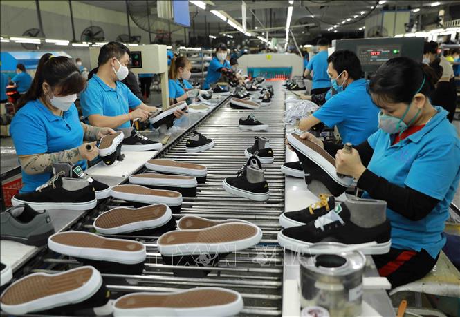 Trong ảnh: Dây chuyền sản xuất giầy xuất khẩu tại nhà máy của Công ty. Ảnh: Vũ Sinh - TTXVN