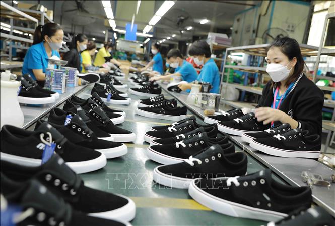 Trong ảnh: Kiểm tra, hoàn thiện sản phẩm giầy để xuất khẩu tại nhà máy của Công ty. Ảnh: Vũ Sinh - TTXVN