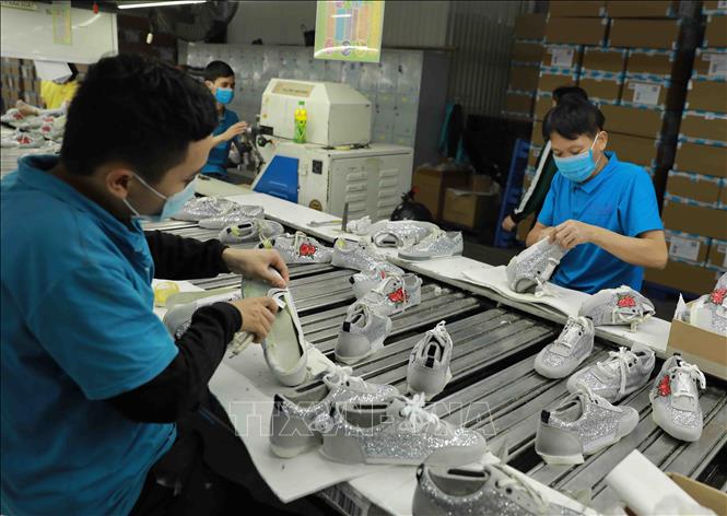 Trong ảnh: Dây chuyền sản xuất giầy xuất khẩu tại nhà máy của Công ty. Ảnh: Vũ Sinh - TTXVN