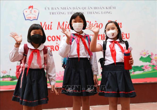 Học sinh trường Tiểu học Thăng Long, quận Hoàn Kiếm vui tươi khi tới trường học trực tiếp. Ảnh: Thanh Tùng - TTXVN 