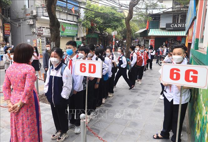 Trường THCS Quỳnh Mai, quận Hai Bà Trưng tổ chức cho giáo viên đón học sinh khối lớp 6 lần đầu tiên đến trường học trực tiếp. Ảnh: Hoàng Hiếu - TTXVN