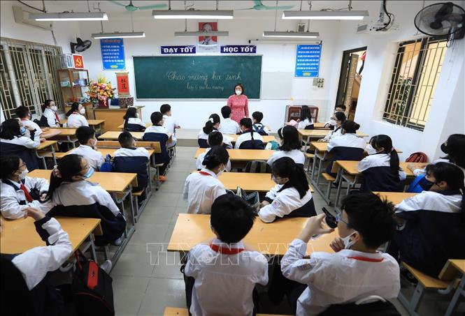 Trong ảnh: Học sinh và giáo viên lớp 6D Trường THCS Quỳnh Mai, quận Hai Bà Trưng lần đầu tiên được gặp nhau trực tiếp trên lớp. Ảnh: Hoàng Hiếu - TTXVN 