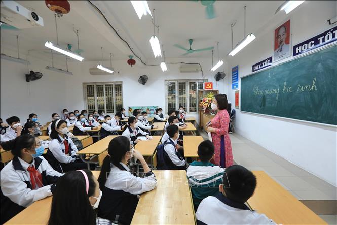 Học sinh lớp 6D Trường THCS Quỳnh Mai, quận Hai Bà Trưng được học trực tiếp buổi đầu tiên sau thời gian dài phải học trực tuyến vì dịch COVID-19. Ảnh: Hoàng Hiếu - TTXVN 