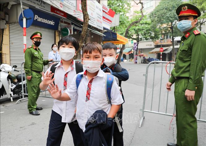 Học sinh trường Tiểu học Thăng Long, quận Hoàn Kiếm tới trường học trực tiếp. Ảnh: Thanh Tùng - TTXVN 