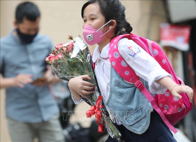 Hân hoan trong ngày đầu trở lại lớp. Ảnh: Thanh Tùng - TTXVN 