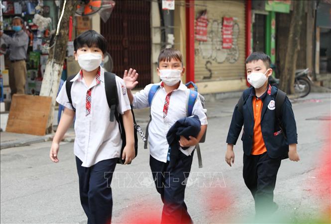 Học sinh trường tiểu học Thăng Long, quận Hoàn Kiếm vui tươi khi tới trường học trực tiếp. Ảnh: Thanh Tùng - TTXVN 
