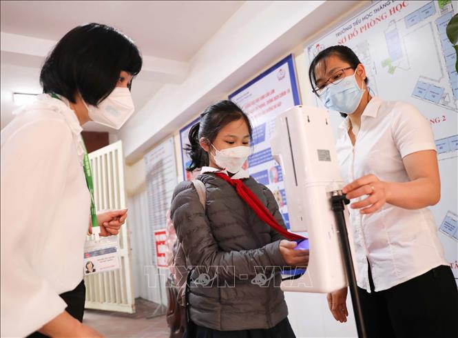 Học sinh trường tiểu học Thăng Long, quận Hoàn Kiếm tới trường học trực tiếp. Ảnh: Thanh Tùng - TTXVN 