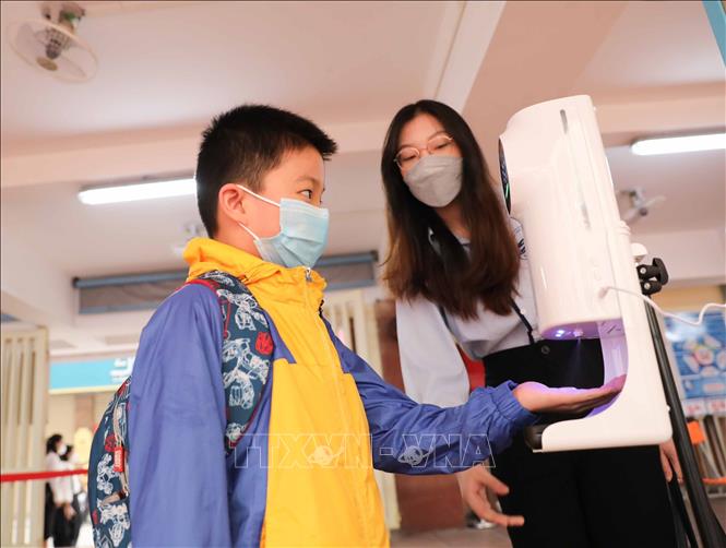 Học sinh trường tiểu học Thăng Long, quận Hoàn Kiếm tới trường học trực tiếp. Ảnh: Thanh Tùng - TTXVN 