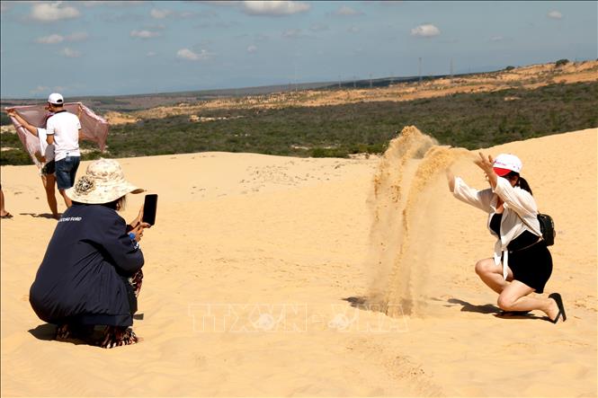 Photo: Bau Trang sand dunes in Bac Binh district attract crowds of tourists. VNA Photo: Nguyễn Thanh