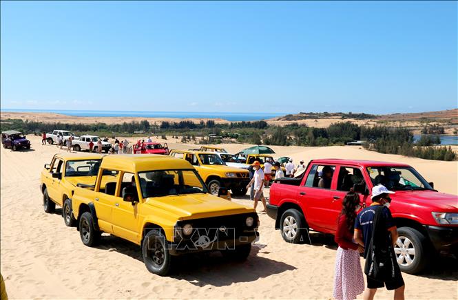 Photo: Bau Trang sand dunes in Bac Binh district attract crowds of tourists. VNA Photo: Nguyễn Thanh