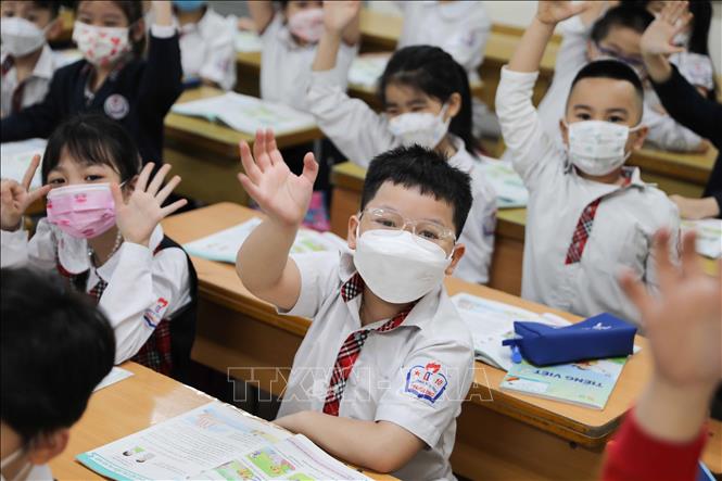 Học sinh lớp 2 trường tiểu học Thăng Long, quận Hoàn Kiếm trong ngày đầu tới trường. Ảnh: Thanh Tùng - TTXVN