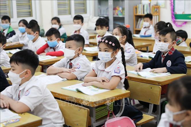 Học sinh lớp 2 trường tiểu học Thăng Long, quận Hoàn Kiếm trong ngày đầu tới trường. Ảnh: Thanh Tùng - TTXVN