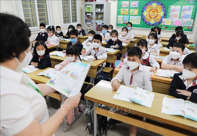 Tiết học đầu tiên của học sinh lớp 2 trường tiểu học Thăng Long, quận Hoàn Kiếm. Ảnh: Thanh Tùng - TTXVN 