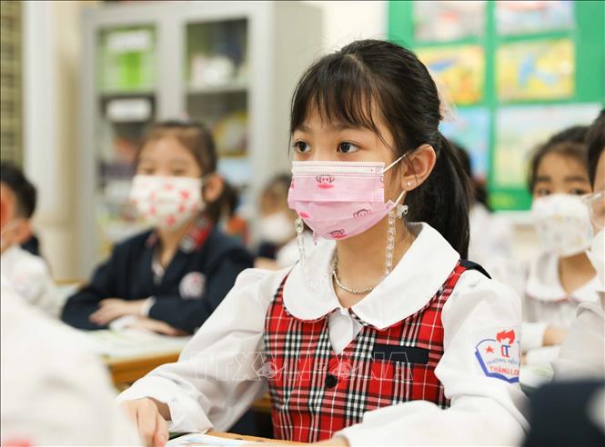 Tiết học đầu tiên của học sinh lớp 2 trường tiểu học Thăng Long, quận Hoàn Kiếm. Ảnh: Thanh Tùng - TTXVN 