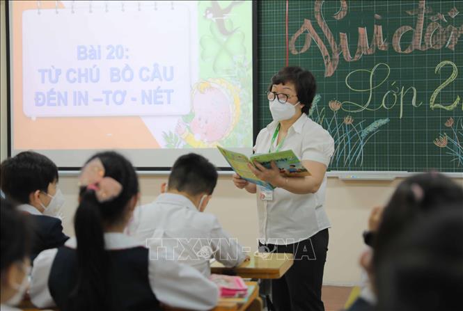 Tiết học đầu tiên của học sinh lớp 2 trường tiểu học Thăng Long, quận Hoàn Kiếm. Ảnh: Thanh Tùng - TTXVN 