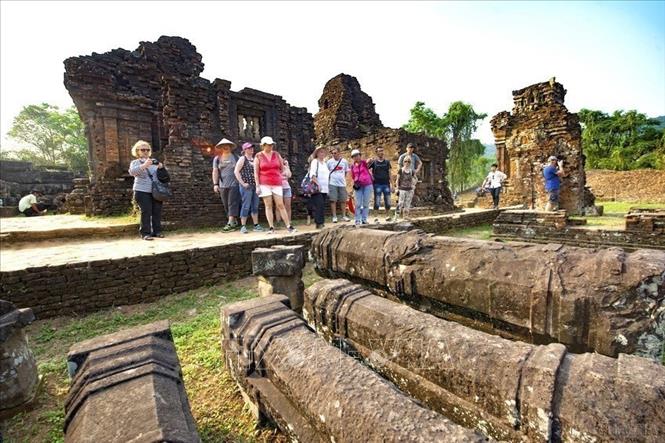 Trong ảnh: Du khách trong và ngoài nước tới tham quan Khu di tích đền tháp Mỹ Sơn. Ảnh: Minh Đức – TTXVN