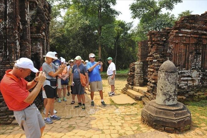 Trong ảnh: Du khách trong và ngoài nước tới tham quan Khu di tích đền tháp Mỹ Sơn. Ảnh: Minh Đức – TTXVN