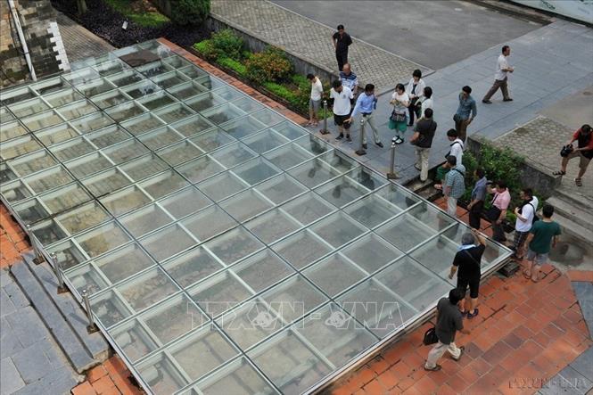 Trong ảnh: Công chúng trong và ngoài nước rất quan tâm tới các hiện vật khai quật được tại Khu Trung tâm Hoàng thành Thăng Long. Ảnh: Minh Đức – TTXVN