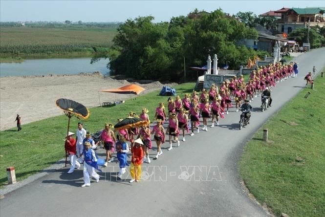 Trong ảnh: Đoàn Phù giá (tượng trưng cho quân sĩ của Thánh Gióng) từ đền Gióng sang đền Mẫu. Ảnh: Anh Tuấn – TTXVN