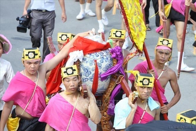 Trong ảnh: Đội phù giá (quân chính quy của Thánh Gióng) rước nước từ giếng trước cửa đền Mẫu về đền Thượng (đền thờ Thánh Gióng). Ảnh: Anh Tuấn – TTXVN