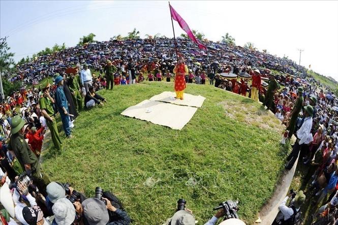 Trong ảnh: Ông Hiệu múa cờ lệnh trong hội Gióng ở đền Phù Đổng, báo hiệu bắt đầu vào trận. Ảnh: Minh Đức – TTXVN