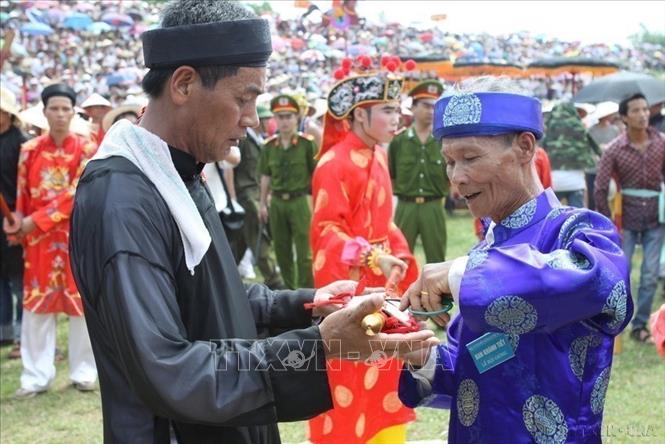 Trong ảnh: Lễ Mở cờ trước trận đánh. Ảnh: Anh Tuấn- TTXVN