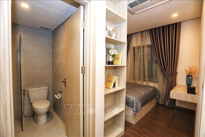 Trong ảnh: Phòng ngủ và phòng vệ sinh khép kín trong căn hộ mẫu 69,8 m2. Ảnh: Tuấn Anh - TTXVN