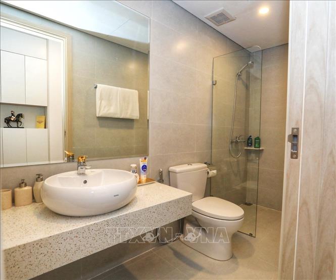 Trong ảnh: Phòng vệ sinh riêng trong căn hộ mẫu 69,8 m2. Ảnh: Tuấn Anh - TTXVN