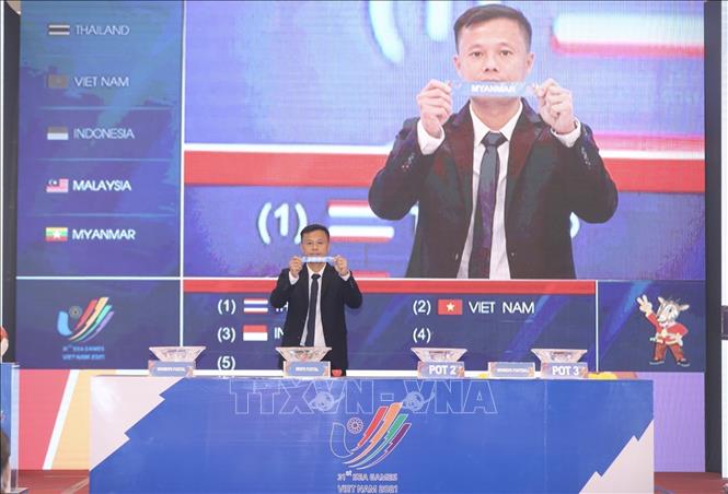 Photo: Midfielder Pham Thanh Luong casts lots for men's football teams. VNA Photo: Minh Quyết