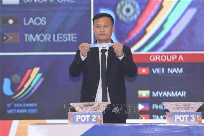 Photo: Midfielder Pham Thanh Luong casts lots for men's football teams. VNA Photo: Minh Quyết