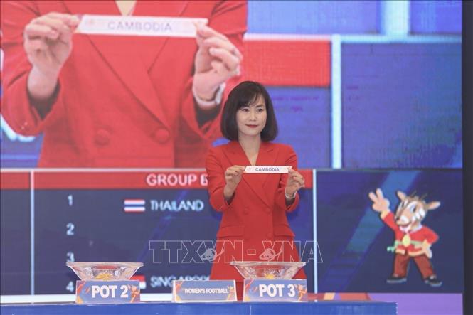Photo: Former forwarder Do Thi Ngoc Cham casts lots for women's football teams. VNA Photo: Minh Quyết