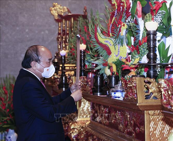  Chủ tịch nước Nguyễn Xuân Phúc dâng hương tại Lễ khánh thành Đền thờ Vua Hùng ở thành phố Cần Thơ. Ảnh: Thống Nhất – TTXVN
