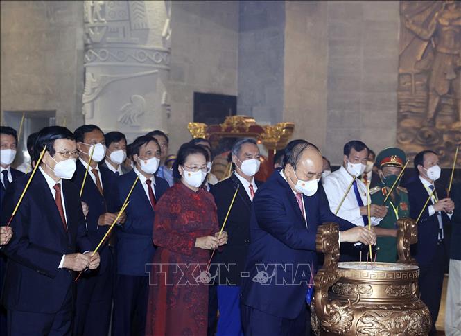 Chủ tịch nước Nguyễn Xuân Phúc và các đồng chí lãnh đạo, nguyên lãnh đạo Đảng, Nhà nước dâng hương tại Lễ khánh thành Đền thờ Vua Hùng ở thành phố Cần Thơ. Ảnh: Thống Nhất – TTXVN