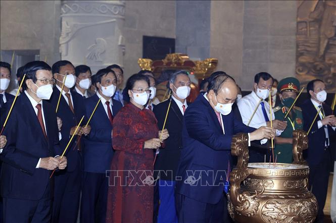Chủ tịch nước Nguyễn Xuân Phúc và các đồng chí lãnh đạo, nguyên lãnh đạo Đảng, Nhà nước dâng hương tại Lễ khánh thành Đền thờ Vua Hùng ở thành phố Cần Thơ. Ảnh: Thống Nhất – TTXVN