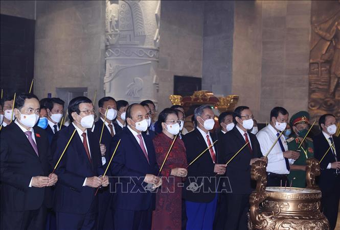 Chủ tịch nước Nguyễn Xuân Phúc và các đồng chí lãnh đạo, nguyên lãnh đạo Đảng, Nhà nước dâng hương tại Lễ khánh thành Đền thờ Vua Hùng ở thành phố Cần Thơ. Ảnh: Thống Nhất – TTXVN