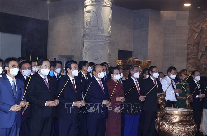 Chủ tịch nước Nguyễn Xuân Phúc và các đồng chí lãnh đạo, nguyên lãnh đạo Đảng, Nhà nước dâng hương tại Lễ khánh thành Đền thờ Vua Hùng ở thành phố Cần Thơ. Ảnh: Thống Nhất – TTXVN