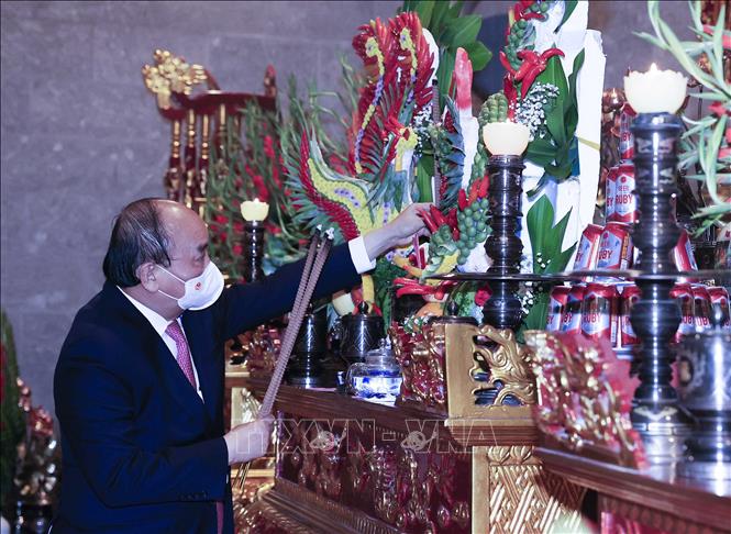 Chủ tịch nước Nguyễn Xuân Phúc dâng hương tại Lễ khánh thành Đền thờ Vua Hùng ở thành phố Cần Thơ. Ảnh: Thống Nhất – TTXVN