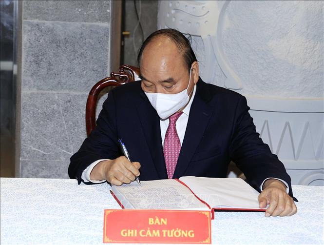 Chủ tịch nước Nguyễn Xuân Phúc ghi sổ lưu niệm tại Lễ khánh thành Đền thờ Vua Hùng ở thành phố Cần Thơ. Ảnh: Thống Nhất – TTXVN
