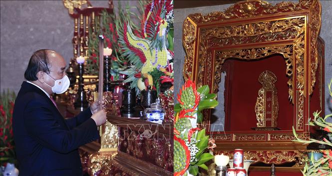 Chủ tịch nước Nguyễn Xuân Phúc dâng hương tại Lễ khánh thành Đền thờ Vua Hùng ở thành phố Cần Thơ. Ảnh: Thống Nhất – TTXVN