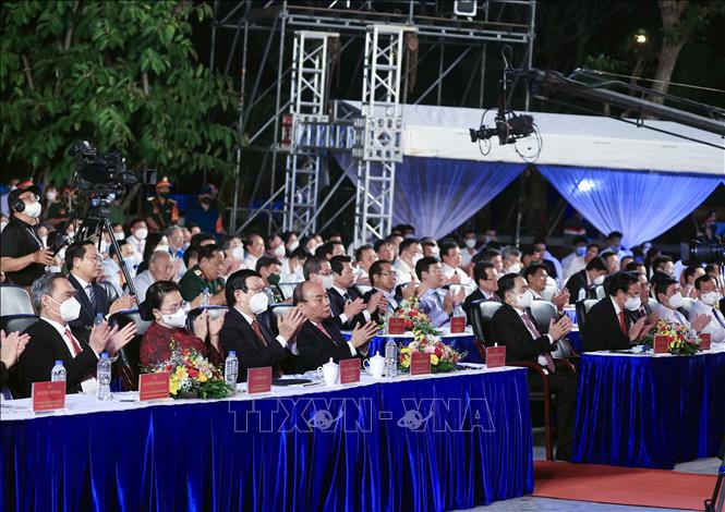 Chủ tịch nước Nguyễn Xuân Phúc và các đồng chí lãnh đạo, nguyên lãnh đạo Đảng, Nhà nước dự Lễ khánh thành Đền thờ Vua Hùng tại Cần Thơ. Ảnh: Thống Nhất – TTXVN