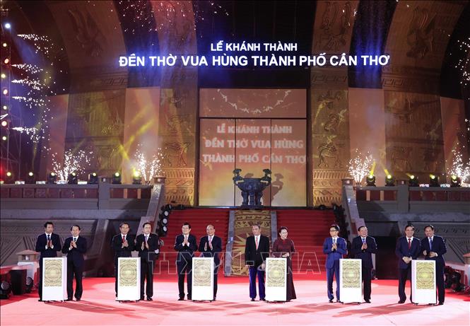 Chủ tịch nước Nguyễn Xuân Phúc và các đồng chí lãnh đạo, nguyên lãnh đạo Đảng, Nhà nước thực hiện nghi thức khánh thành Đền thờ Vua Hùng tại Cần Thơ. Ảnh: Thống Nhất – TTXVN
