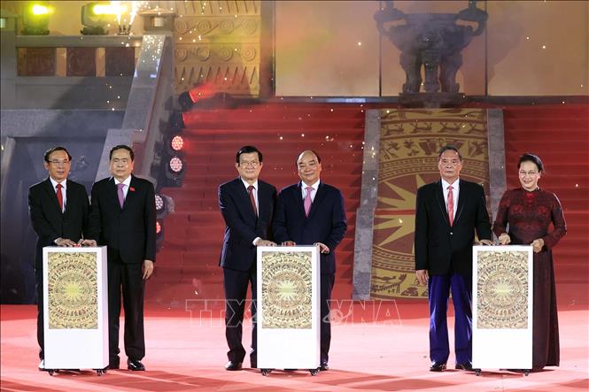 Chủ tịch nước Nguyễn Xuân Phúc và các đồng chí lãnh đạo, nguyên lãnh đạo Đảng, Nhà nước thực hiện nghi thức khánh thành Đền thờ Vua Hùng tại Cần Thơ. Ảnh: Thống Nhất – TTXVN
