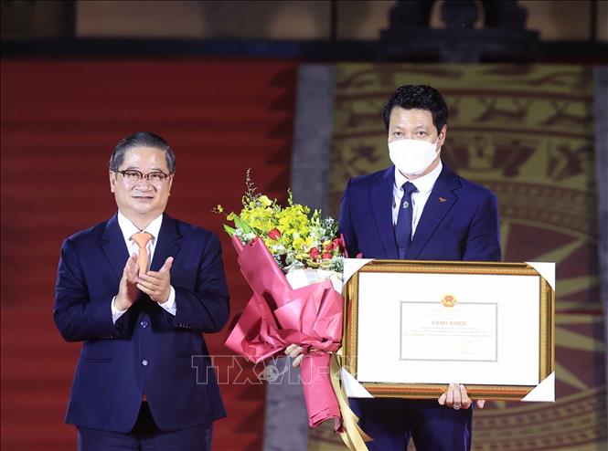 Lãnh đạo thành phố Cần Thơ tặng Bằng khen cho lãnh đạo tập đoàn Văn Phú xây dựng công trình Đền thờ Vua Hùng tại thành phố Cần Thơ. Ảnh: Thống Nhất – TTXVN
