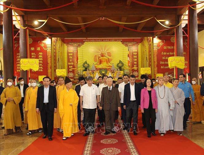 Party General Secretary Nguyen Phu Trong visits the Yen Tu Complex of Monuments and Landscapes. VNA Photo: Trí Dũng