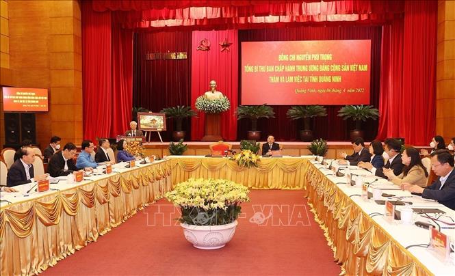 Party General Secretary Nguyen Phu Trong has a working session with local key officials. VNA Photo: Trí Dũng