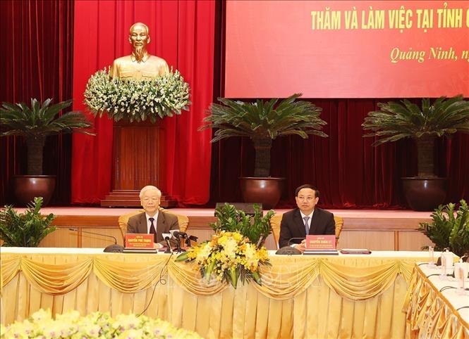 Party General Secretary Nguyen Phu Trong has a working session with local key officials. VNA Photo: Trí Dũng