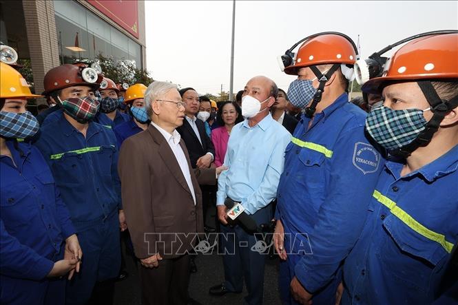 Party General Secretary Nguyen Phu Trong meets workers of the Vang Danh Coal JSC in Uong Bi city. VNA Photo: Trí Dũng 